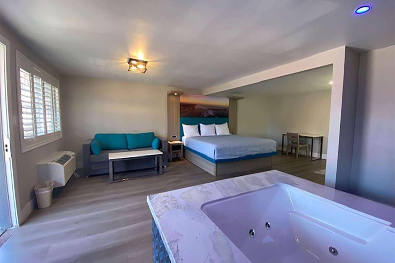 Hotel Super 8 By Wyndham Oceanside Downtown Extérieur photo