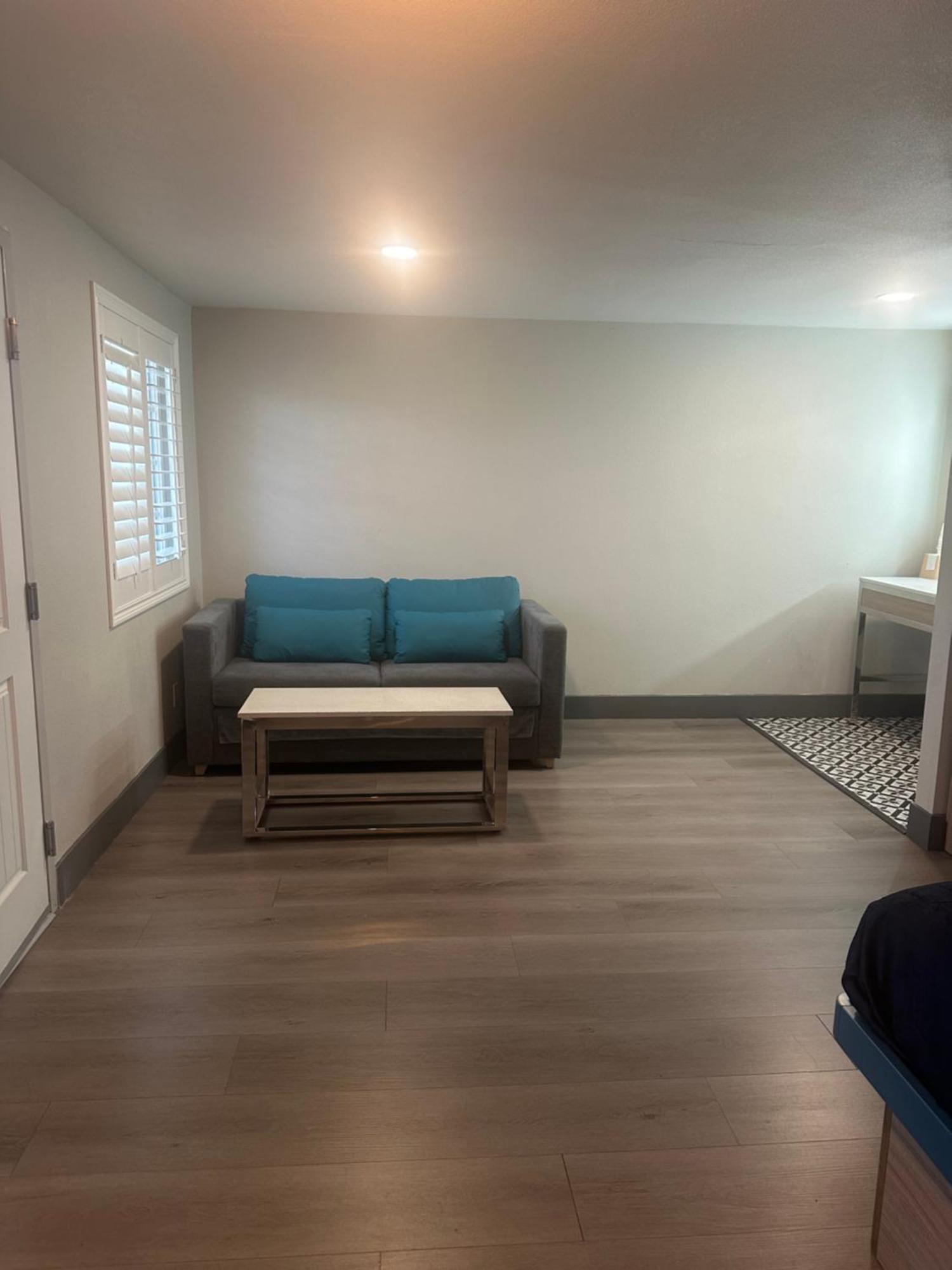 Hotel Super 8 By Wyndham Oceanside Downtown Extérieur photo