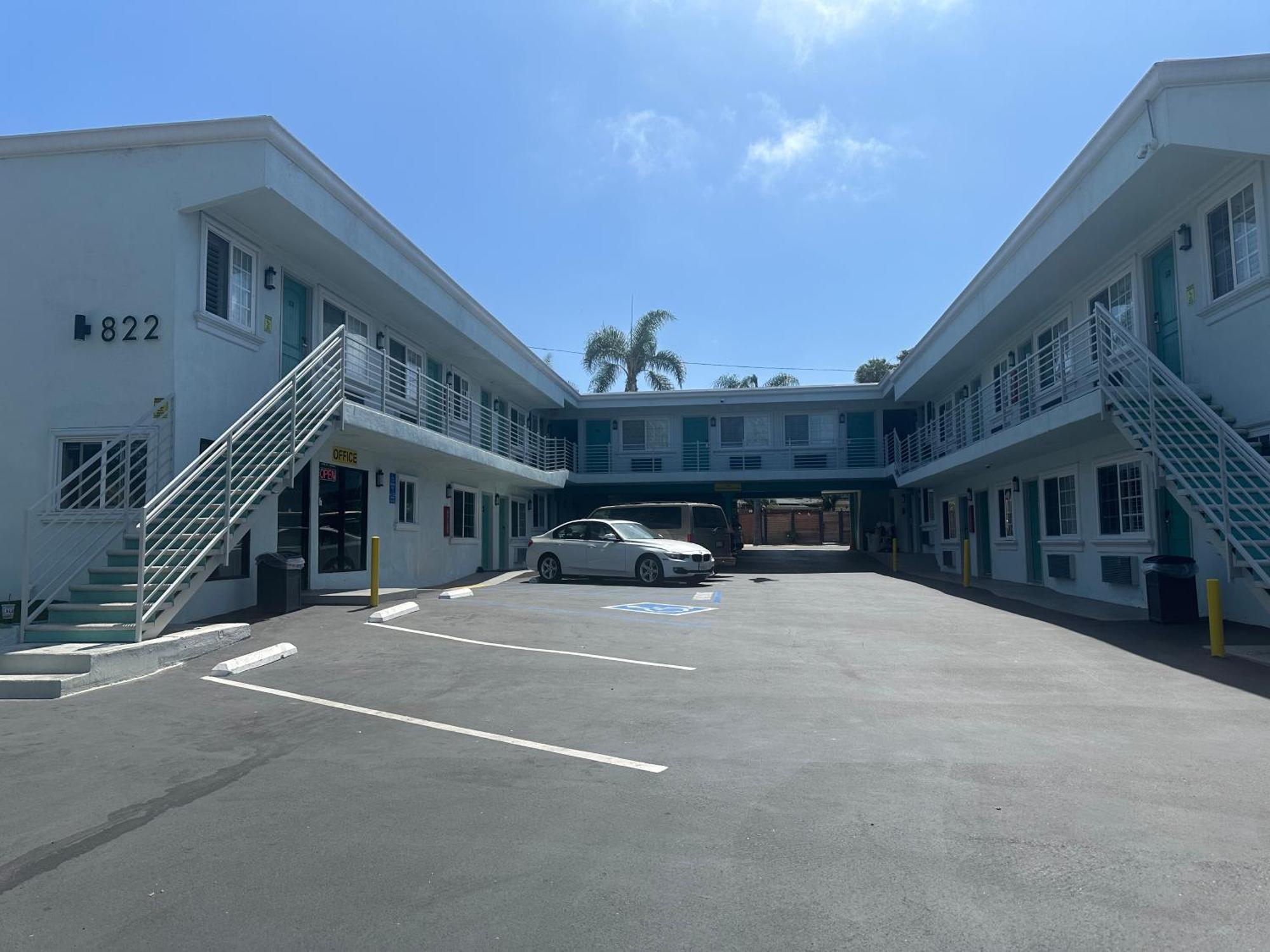 Hotel Super 8 By Wyndham Oceanside Downtown Extérieur photo