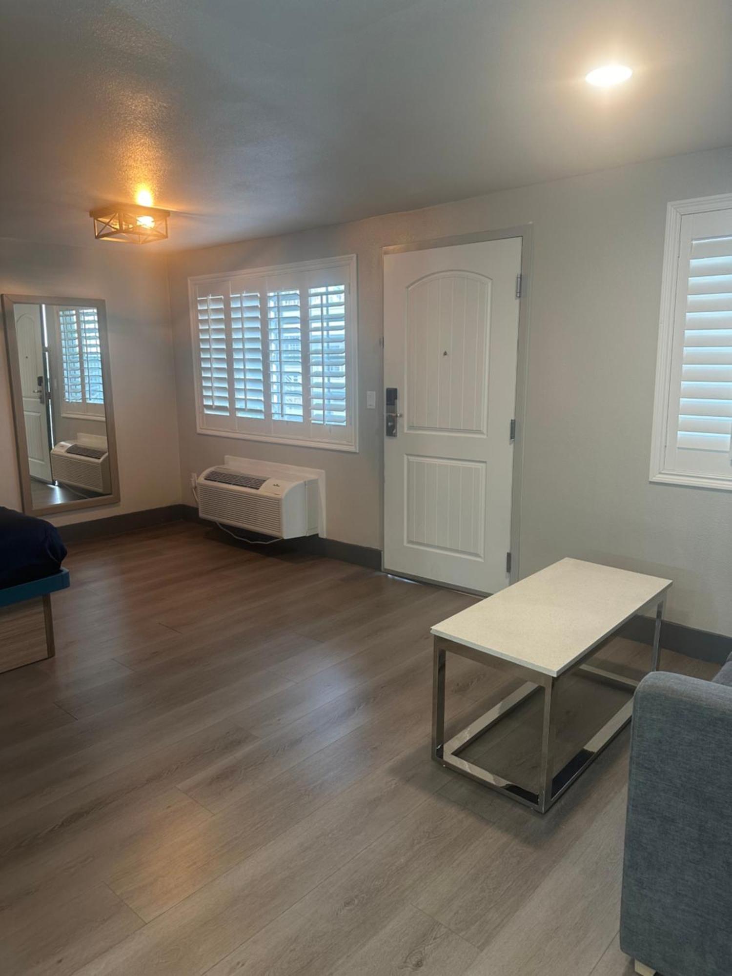 Hotel Super 8 By Wyndham Oceanside Downtown Extérieur photo