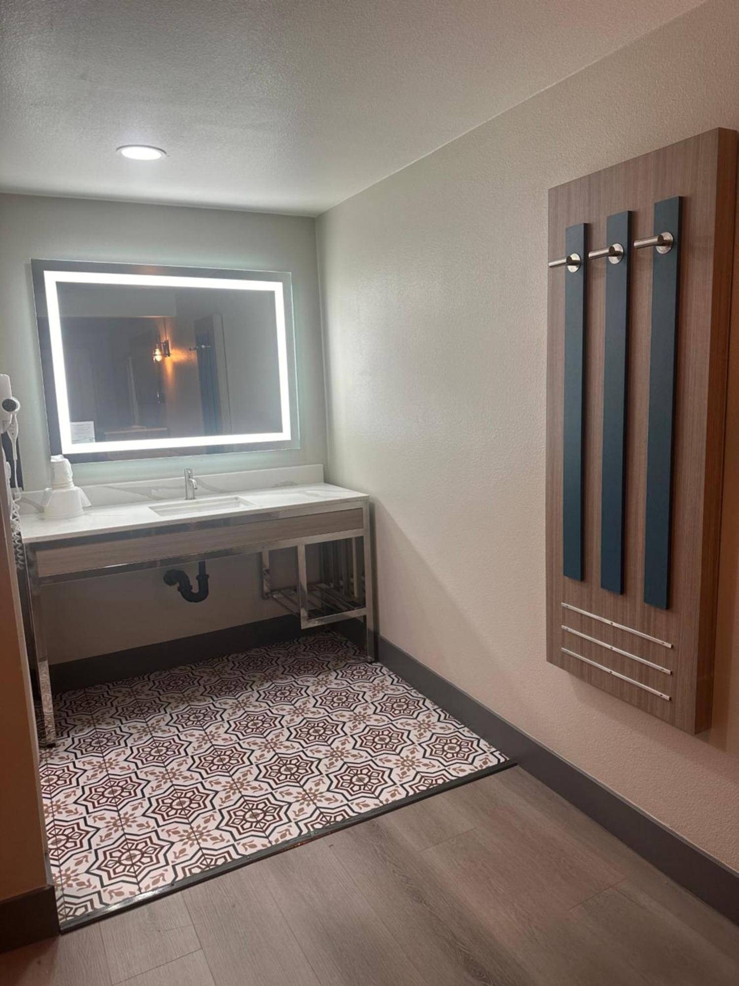 Hotel Super 8 By Wyndham Oceanside Downtown Extérieur photo