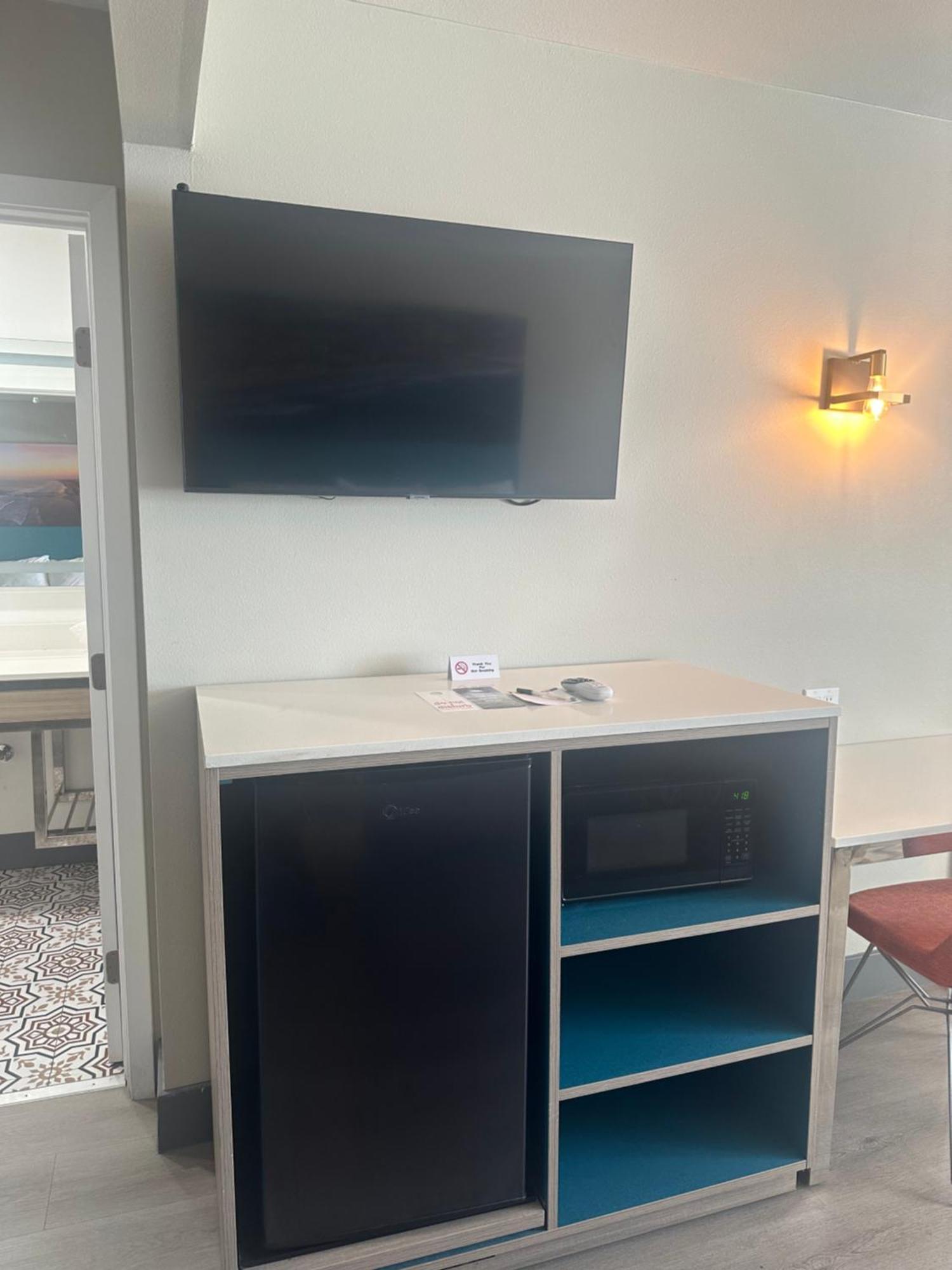 Hotel Super 8 By Wyndham Oceanside Downtown Extérieur photo