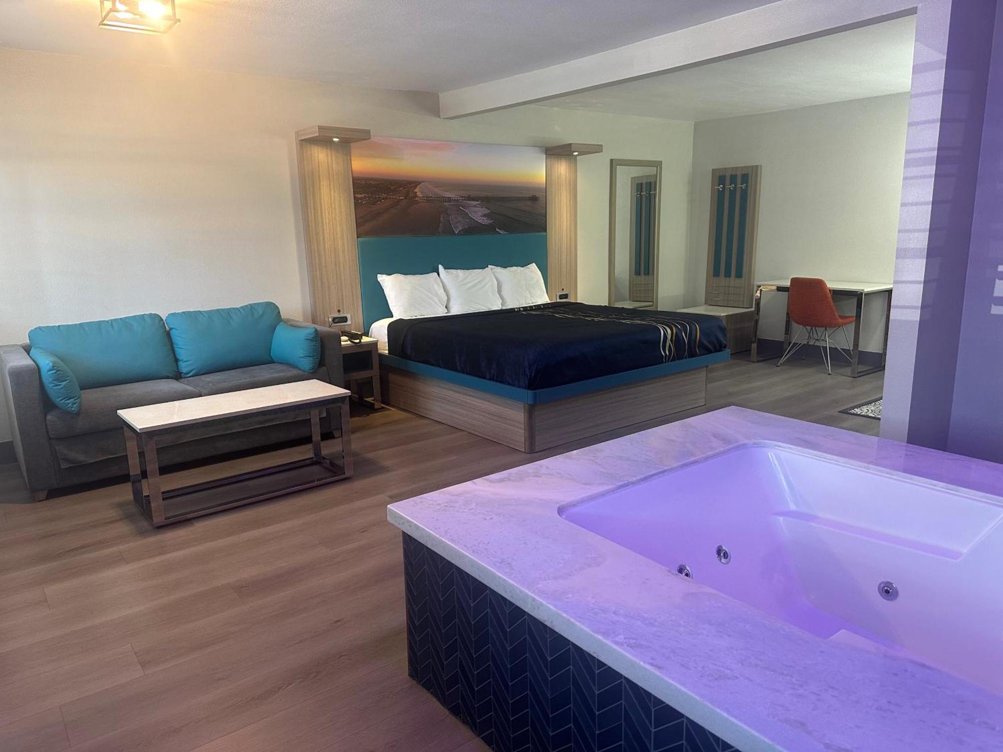 Hotel Super 8 By Wyndham Oceanside Downtown Extérieur photo