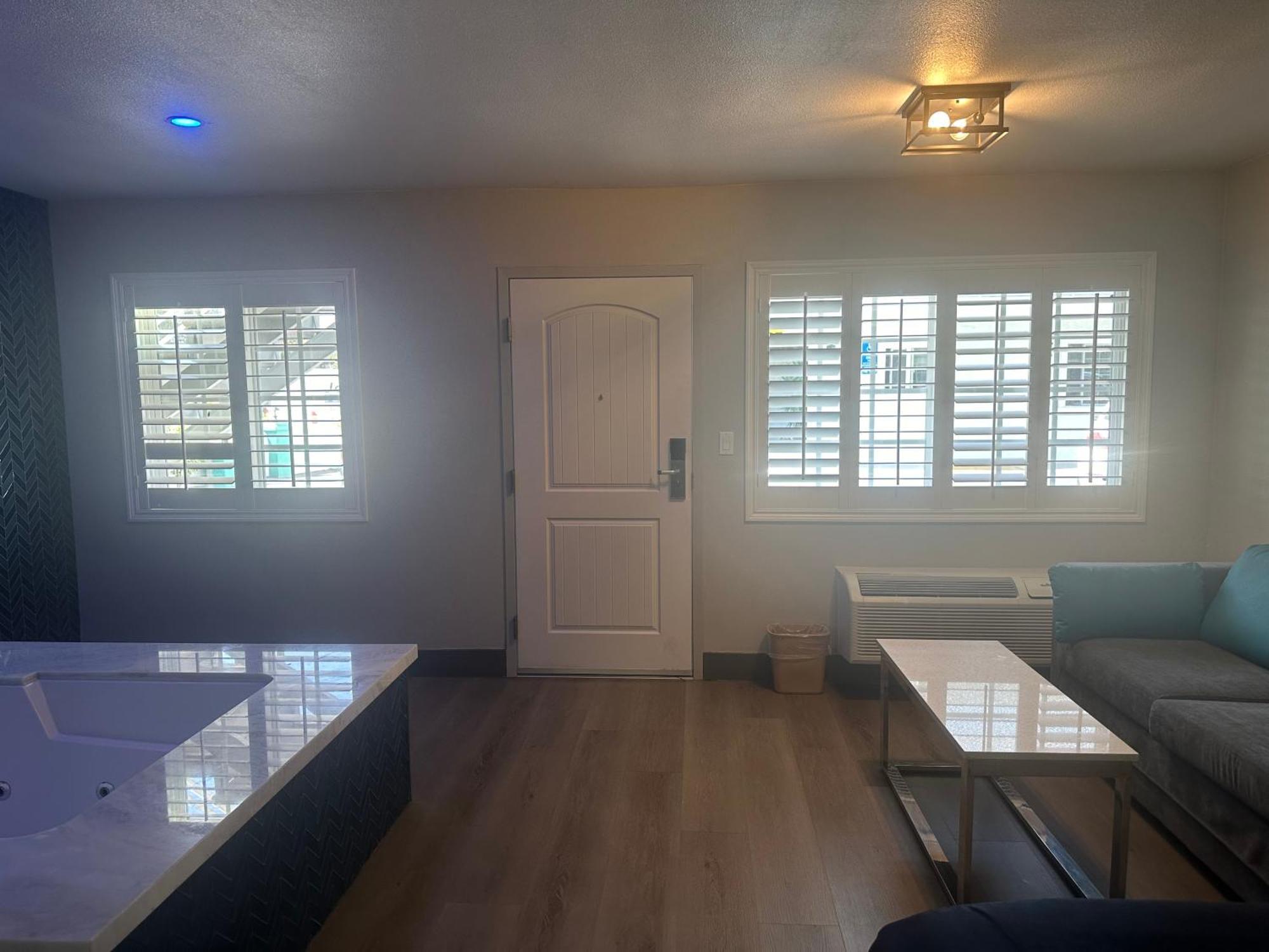 Hotel Super 8 By Wyndham Oceanside Downtown Extérieur photo