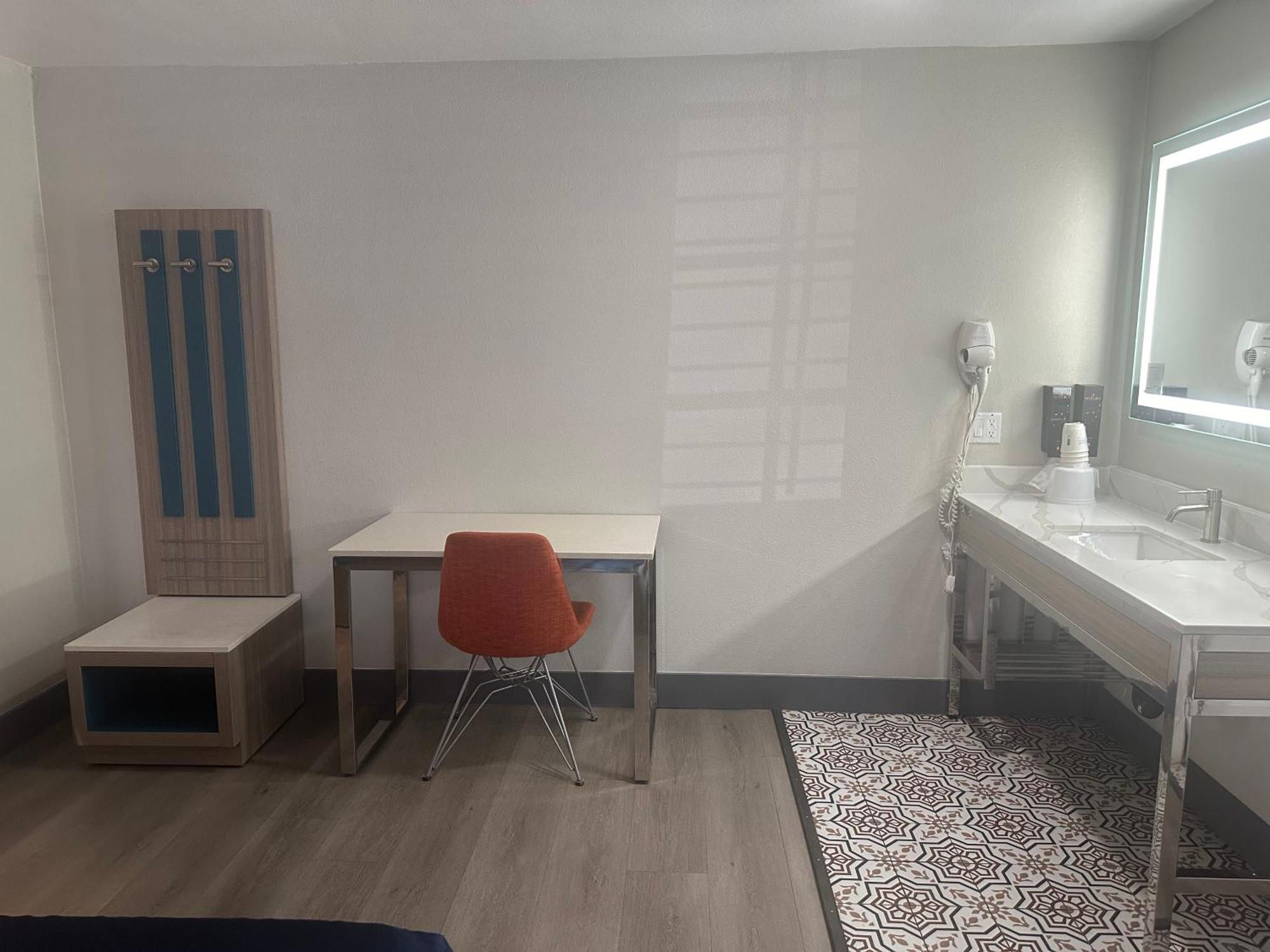 Hotel Super 8 By Wyndham Oceanside Downtown Extérieur photo