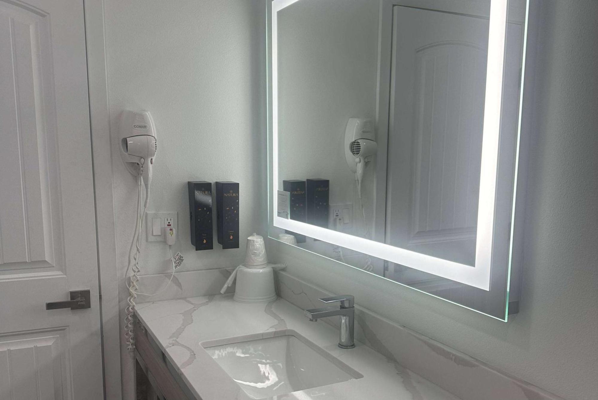 Hotel Super 8 By Wyndham Oceanside Downtown Extérieur photo