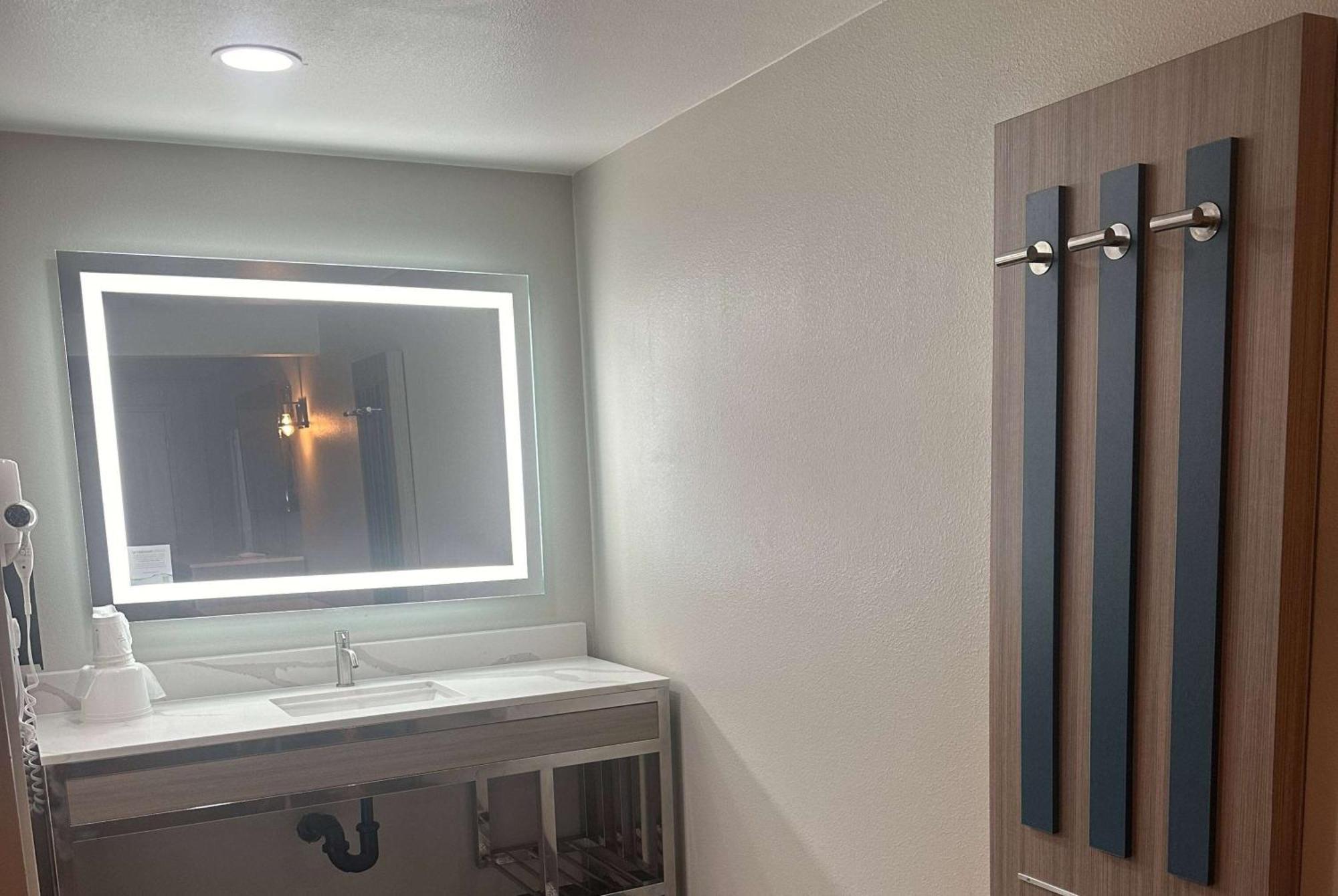 Hotel Super 8 By Wyndham Oceanside Downtown Extérieur photo