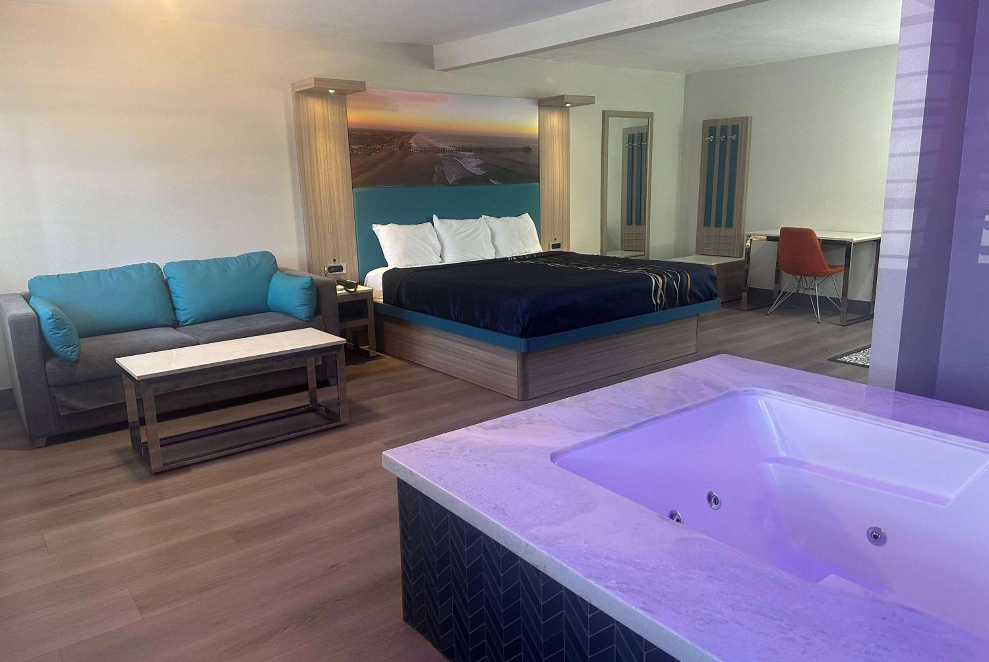 Hotel Super 8 By Wyndham Oceanside Downtown Extérieur photo