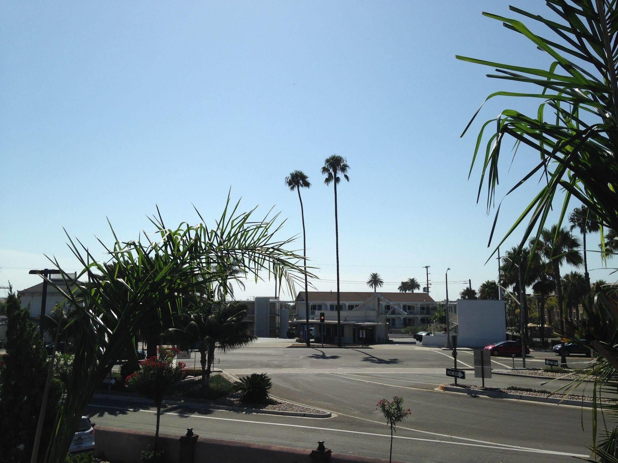 Hotel Super 8 By Wyndham Oceanside Downtown Extérieur photo