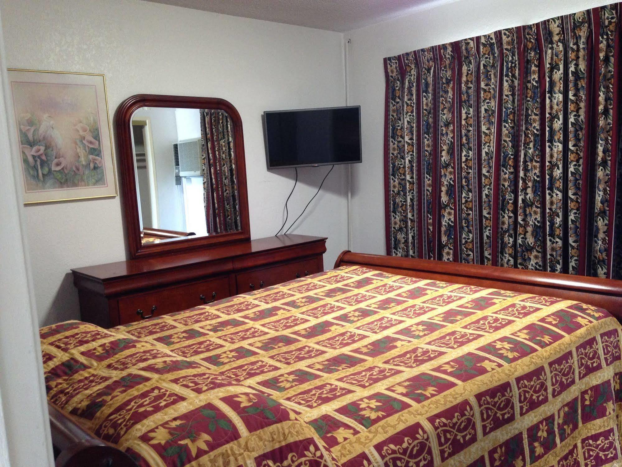 Hotel Super 8 By Wyndham Oceanside Downtown Extérieur photo