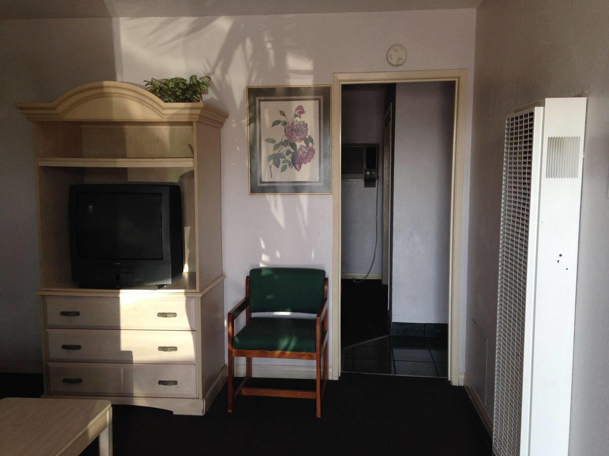 Hotel Super 8 By Wyndham Oceanside Downtown Extérieur photo